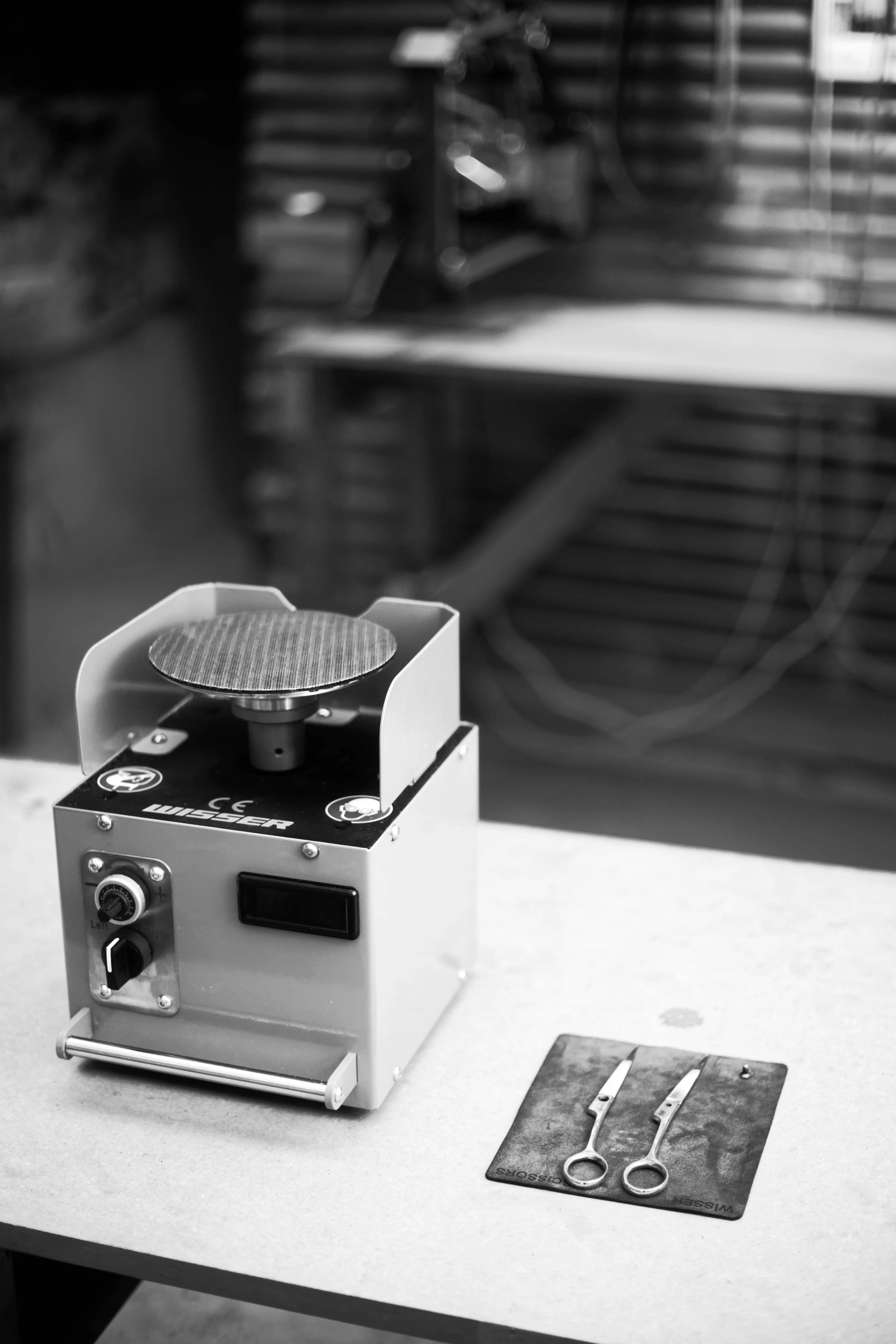 Machine à affûter sur bande abrasive à l'atelier d'Auderghem